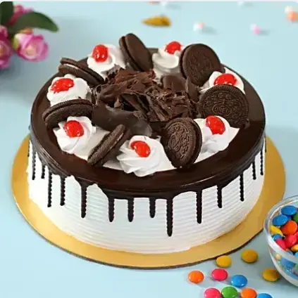 Round Shape Oreo Cake (MB342) from the best bakery cakes shop in Aligarh is a creamy cookies-and-cream cake topped with Oreo biscuits.